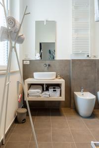 bagno con lavandino e specchio di B&B PREVISTO SOLE a Civitanova Marche