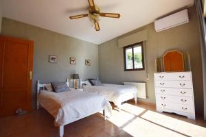 Postel nebo postele na pokoji v ubytování El Quinto Pino, Frigiliana Luxury Country villa with pool and parking HansOnHoliday Rentals