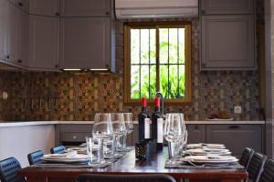 Nápoje v ubytování El Quinto Pino, Frigiliana Luxury Country villa with pool and parking HansOnHoliday Rentals