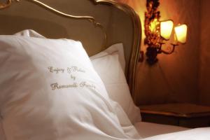 uma cama com uma almofada branca com um cartaz de noiva feliz em Hotel Flora em Veneza
