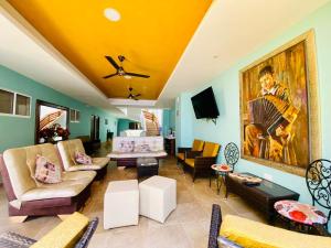 a living room with couches and a painting on the wall at Hotel El Viajero #2 in Cartagena de Indias