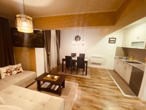 Kuchyň nebo kuchyňský kout v ubytování Ana Luxury Apartment ****