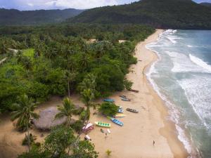 an overhead view of a beach with people and surfboards at Dominican Tree House Village in El Valle