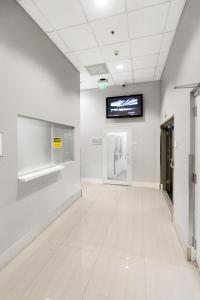 an empty room with a television on a wall at Elite Brickell Studio on the Bay in Miami