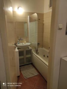 Kúpeľňa v ubytovaní Coronation Apartment + 24 fotografií