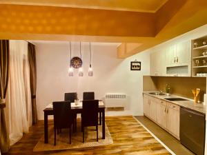 Kuchyň nebo kuchyňský kout v ubytování Ana Luxury Apartment ****
