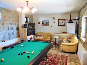 una sala de estar con una mesa de billar. en STONE VILLA-MILAN Pool Sea View Lounge Room en Starigrad-Paklenica