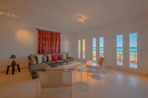 A seating area at VESTA - El Gouna Residence
