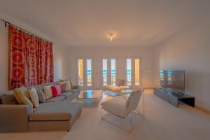 A seating area at VESTA - El Gouna Residence