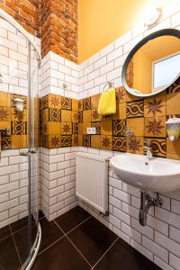 een badkamer met een wastafel en een spiegel bij Post House Rooms in Lviv