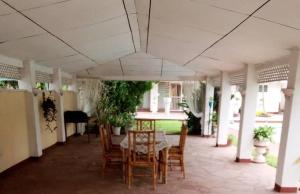 jadalnia ze stołem i krzesłami w obiekcie Copperbelt Executive Accommodation Ndola, Zambia w Ndola