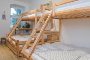 Poschodová posteľ alebo postele v izbe v ubytovaní Apartmán Pod Černou Horou