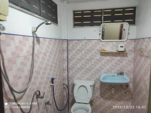 een badkamer met een douche, een toilet en een wastafel bij Sukorn Andaman Beach Resort in Ko Sukon