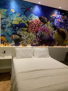 um quarto com uma pintura de um aquário em Suite Aquarius no Guarujá