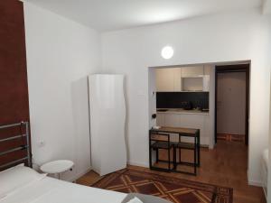 um quarto com uma cama, uma mesa e uma cozinha em Brera em Milão