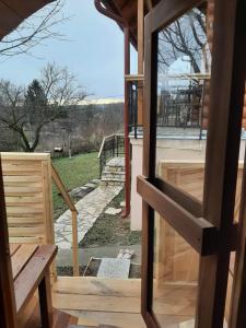 Balkón nebo terasa v ubytování Apartmani Žuti Leptir
