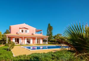 Piscina de la sau aproape de Villa Sunrise by Algarve Vacation