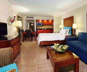Televisyen dan/atau pusat hiburan di Divi Aruba Phoenix Beach Resort