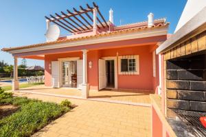 een klein huis met een dak bij Villa Sunrise by Algarve Vacation in Carvoeiro