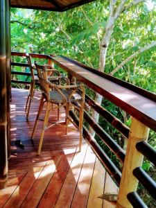 TREEHOUSE PILON PAVONESにあるバルコニーまたはテラス