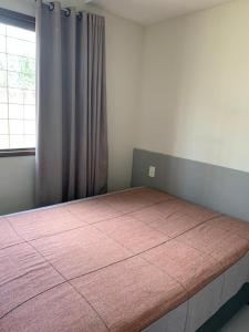 ein Bett in einem Schlafzimmer mit einem großen Fenster in der Unterkunft Flat em Serra Negra - PE - Próximo Bodega de Véio, shows e eventos in Bezerros + 43 Fotos