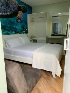 um quarto com uma cama com uma tartaruga na parede em Suite Turtle no Guarujá