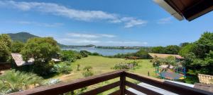 desde el balcón de un complejo con parque infantil en Pousada Águas de Ibiraquera Suite Master, en Imbituba