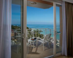 een balkon met uitzicht op de oceaan bij Divi Aruba Phoenix Beach Resort in Palm-Eagle Beach