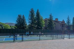 un grupo de personas jugando al tenis en una pista de tenis en Bluff Condo 4014 en Sun Valley