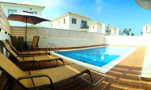 Bazén v ubytování Palm Tree Villas nebo v jeho okolí
