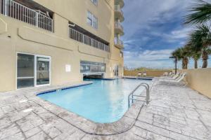 una piscina frente a un edificio en Island Royale 702, en Gulf Shores