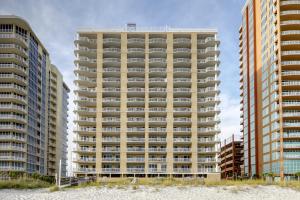 Un edificio de apartamentos alto al lado de dos edificios altos en Island Royale 702, en Gulf Shores
