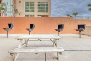 una mesa de picnic con 2 sillas y un banco en Island Royale 702, en Gulf Shores