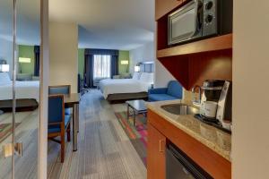 Kuchyň nebo kuchyňský kout v ubytování Holiday Inn Express Hotel & Suites Dayton-Centerville, an IHG Hotel