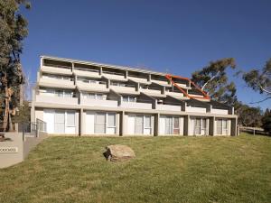 Un gran edificio blanco con una roca delante. en Cascades 18 3 Kurrajong Street, en Jindabyne