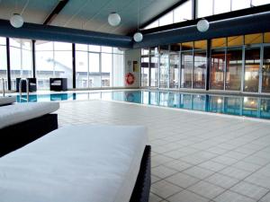 una piscina en un edificio con un poolasteryasteryasteryasteryasteryasteryasteryasteryastery en Horizons 505/10 Kosciuszko Road, en Jindabyne