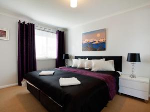 - une chambre avec un grand lit et 2 serviettes dans l'établissement Kestrels Rest 2 116 Gippsland Street, à Jindabyne
