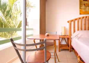 ein Schlafzimmer mit einem Tisch und einem Bett und einem Tisch und einem Stuhl in der Unterkunft Family Home close to the Beach, Vidanta, Aqua Adventures with Pool & Parking in Nuevo Vallarta