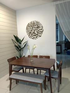 - une salle à manger avec une table et des chaises en bois dans l'établissement As Syifaa Homestay Mslim only, à Ipoh