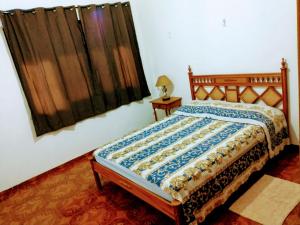 - une chambre avec un lit et une fenêtre dans l'établissement Casa para temporada em Cabo Frio, à Cabo Frio