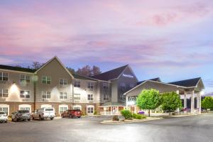rendering hotelu z samochodami zaparkowanymi na parkingu w obiekcie AmericInn by Wyndham Iron Mountain w mieście Iron Mountain
