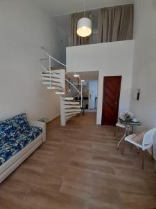 - un salon avec un escalier et un canapé dans l'établissement Praias Bellas Aconchegante Duplex, à Pirangi do Norte