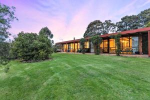 an exterior view of a house with a large yard at Willunga Cottage — Sweet Country Retreat in Lyndhurst South