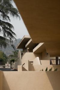 a building with concrete stairs in front of it at Hollywood Hills Hotel in Los Angeles
