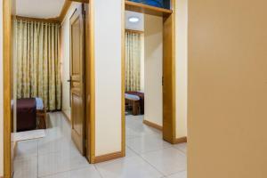 einen Flur mit einer Tür, die zu einem Zimmer führt in der Unterkunft Luxury 2 bedrooms apartment in Kampala in Kampala