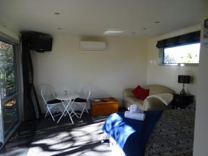 A seating area at Mirror Creek Holiday Cottage