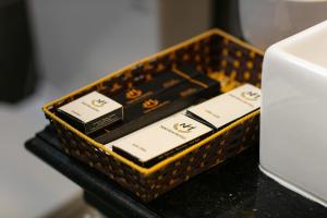 una cesta llena de cigarrillos en una mesa junto a un microondas en Nam Hoa Hotel, en Ninh Binh