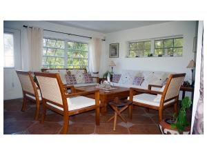 自由港市Silver Point Villa的客厅里有一张沙发、一张桌子和几把椅子。