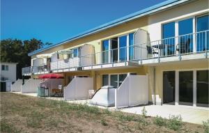 un edificio de apartamentos con balcones y patio en Stunning Apartment In Graal-mritz With Kitchen, en Graal-Müritz