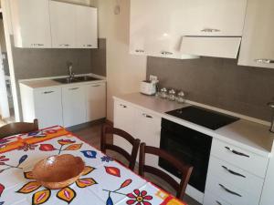 A kitchen or kitchenette at Casa Renzo - Dolomiti - Trentino